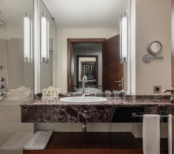 Классический номер с одной кроватью в Sheraton Skypoint Luxe Hotel