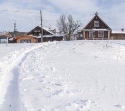 Дом с видом на озеро и церковь в Медведь