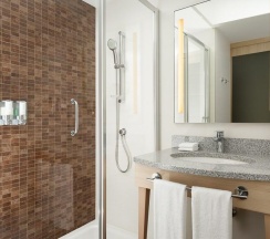 Номер стандарт семейный с 1 двуспальной кроватью в Hampton by hilton Krasnodar