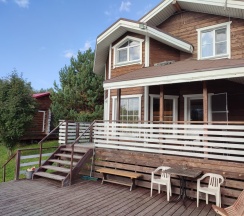 Коттедж с балконом и с красивым видом из окна в Гостевой дом