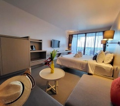 Двухместный номер Deluxe с видом на море двуспальная кровать в The Yama Hotel Phuket