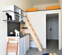 Улучшенный номер с балконом в Apartin