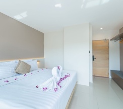 Двухместный номер Deluxe с балконом двуспальная кровать в La Vista Patong Hotel