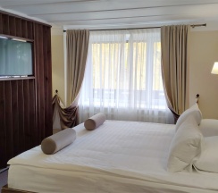 Номер "Джуниор Сюит" в Золотой пляж