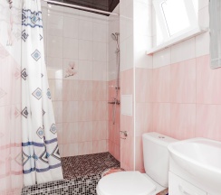 Комната стандарт с 2 односпальными и 1 двуспальной кроватью №4 в Алешкина мечта