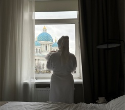 Студия с видом на внутренний двор и Троицкий собор в Piter inn