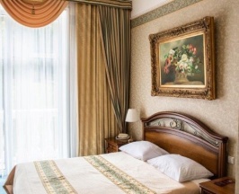 Номер 1-ой категории с видом на холм без балкона, первый этаж ( 1 кровать) в Grand Palace