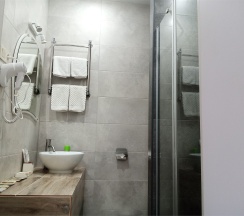 Двухкомнатный двухместный номер с двумя дополнительными местами с кондиционером в Колыба