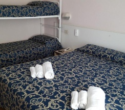 Четырёхместный номер Economy в Hotel Le Vele - Fronte spiaggia Playa del Sol 108-109