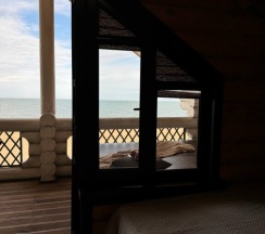 Коттедж с балконом и с красивым видом из окна в Domik_05