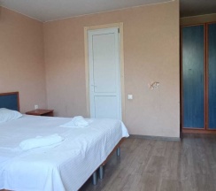 Стандартный трехместный номер в Тенистый Берег