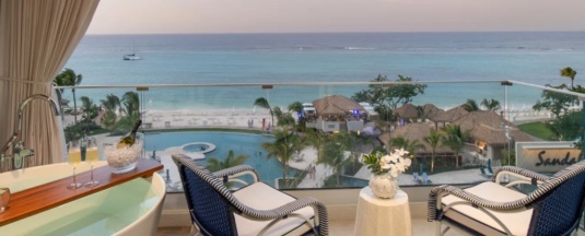 Номер Club Level Tranquility Soaking Tub Travertine Пентхаус с балконом и рядом с пляжем в Sandals Dunns River All Inclusive