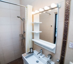 204 - Четырехместный номер с балконом и боковым видом на море в Азов Инн