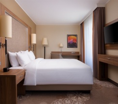 НОМЕР КАТЕГОРИИ SUPERIOR С БОЛЬШОЙ КРОВАТЬЮ (KING SIZE) в Doubletree by Hilton Tyumen