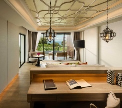 Двухместный люкс Deluxe c гидромассажной ванной с балконом и с видом на море двуспальная кровать в Avista Grande Phuket Karon - MGallery