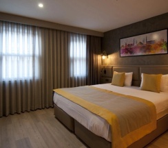 Четырёхместный полулюкс семейный (пристройка) в Seraglio Hotel & Suites