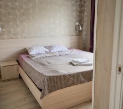 Двухместный номер Superior с 2 комнатами с видом на внутренний двор двуспальная кровать в Гостевой дом