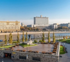 Двухместный номер с видом на Белый Дом Коллекшен Супериор (двуспальная кровать) в Radisson Collection Москва