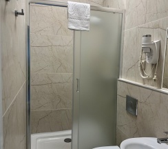 Двухкомнатный люкс с собственной кухней ,обеденной зоной и балконом в Александр