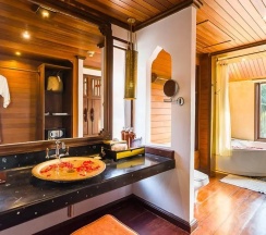 Двухместный люкс Royal с видом на море двуспальная кровать в Muang Samui Spa Resort