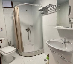 3Трехместный стандартный номер с 1 большой кроватью и 1 маленькой кроватями в Asiya Hotel Grozny