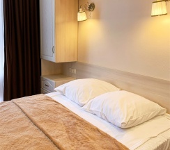 Студия с кухней и двумя односпальными кроватями в Calypso