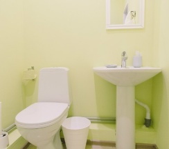 Стандартный номер с двухспальной кроватью и диваном в White House