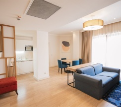 Представительский люкс с джакузи и террасой в Кортъярд Марриотт Сочи Красная Поляна