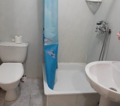 Трехместный номер с двуспальной и односпальной кроватями в Уютный