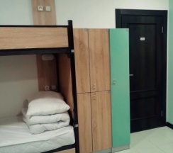 Кровать в мужском пятиместном смежном номере в Танский