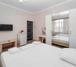 Трёхместная комната с одной двуспальной и односпальной кроватями в Чайка