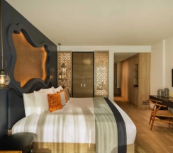 Двухместный номер Deluxe с балконом и с видом на бассейн двуспальная кровать в Avista Grande Phuket Karon - MGallery