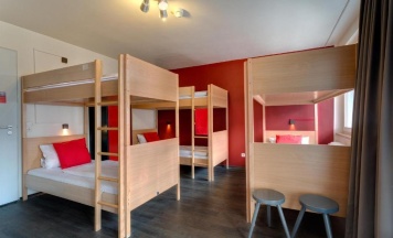 Кровать в общем номере в MEININGER Hotel München City Center