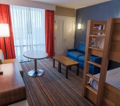 Четырёхместный люкс корпус 1 Family с 2 комнатами в Howard Johnson by Wyndham Anaheim Hotel and Water Playground