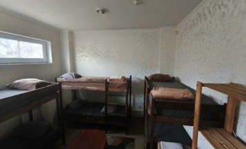 Кровать в 8-местном общем номере (верхний ярус) в Мёд