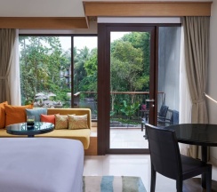 Четырёхместный номер Guest с балконом и с видом на залив в Renaissance Phuket Resort & Spa