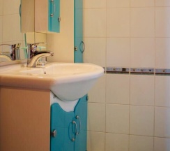 Коттедж с балконом и с красивым видом из окна в Дом под ключ Амра