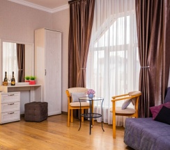 Стандарт 5-местный с двуспальной и односпальной кроватями и балконом в Джульетта