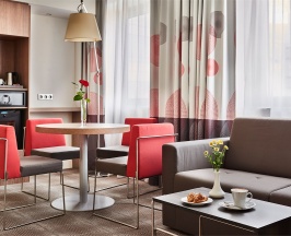 Номер Suite для маломобильных - с двуспальной кроватью в Novotel Москва Киевская