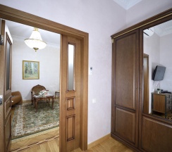 Семейный номер люкс с видом на монастырь в Покровская