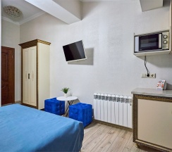 Студия Панорамная с балконом, мини кухней и видом на город и зелёную зону в Амбассадор