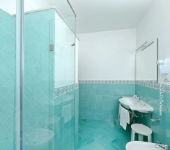 Трёхместный номер Standard с балконом и с видом на море односпальная кровать в Hotel Pupetto