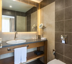 ЛЮКС С ОДНОЙ СПАЛЬНЕЙ, БОЛЬШОЙ КРОВАТЬЮ (KING SIZE) И ДОСТУПОМ В БАР-ГОСТИНУЮ в Doubletree by Hilton Tyumen