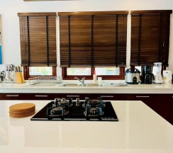 Вилла рядом с пляжем в Amatapura Beach Villa 12