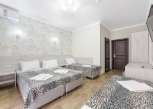 4-местная комната комфорт с балконом в White Hotel