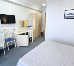 Стандартный номер с двуспальной и 2 односпальными кроватями в Бригантина