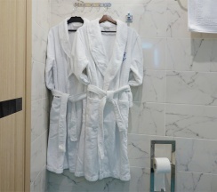 Улучшенный трехместный с двуспальной и односпальной кроватями в Скайвью сити