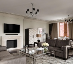 Номер люкс посольский с 1 двуспальной кроватью в Four Seasons Hotel Moscow