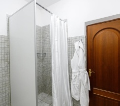 Двухместный полулюкс с видом на город двуспальная кровать в Старая гостиница Лавры