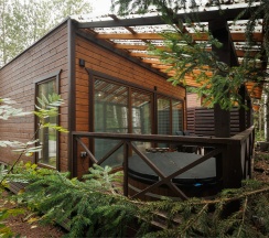 Лодж с купелью и сауной в лесной зоне в Пасторское озеро